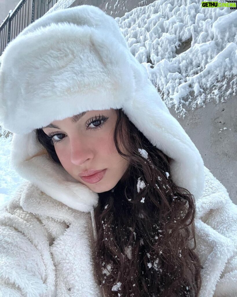 Su Burcu Yazgı Coşkun Instagram - bbbir suruu kar fotiki☃️☃️