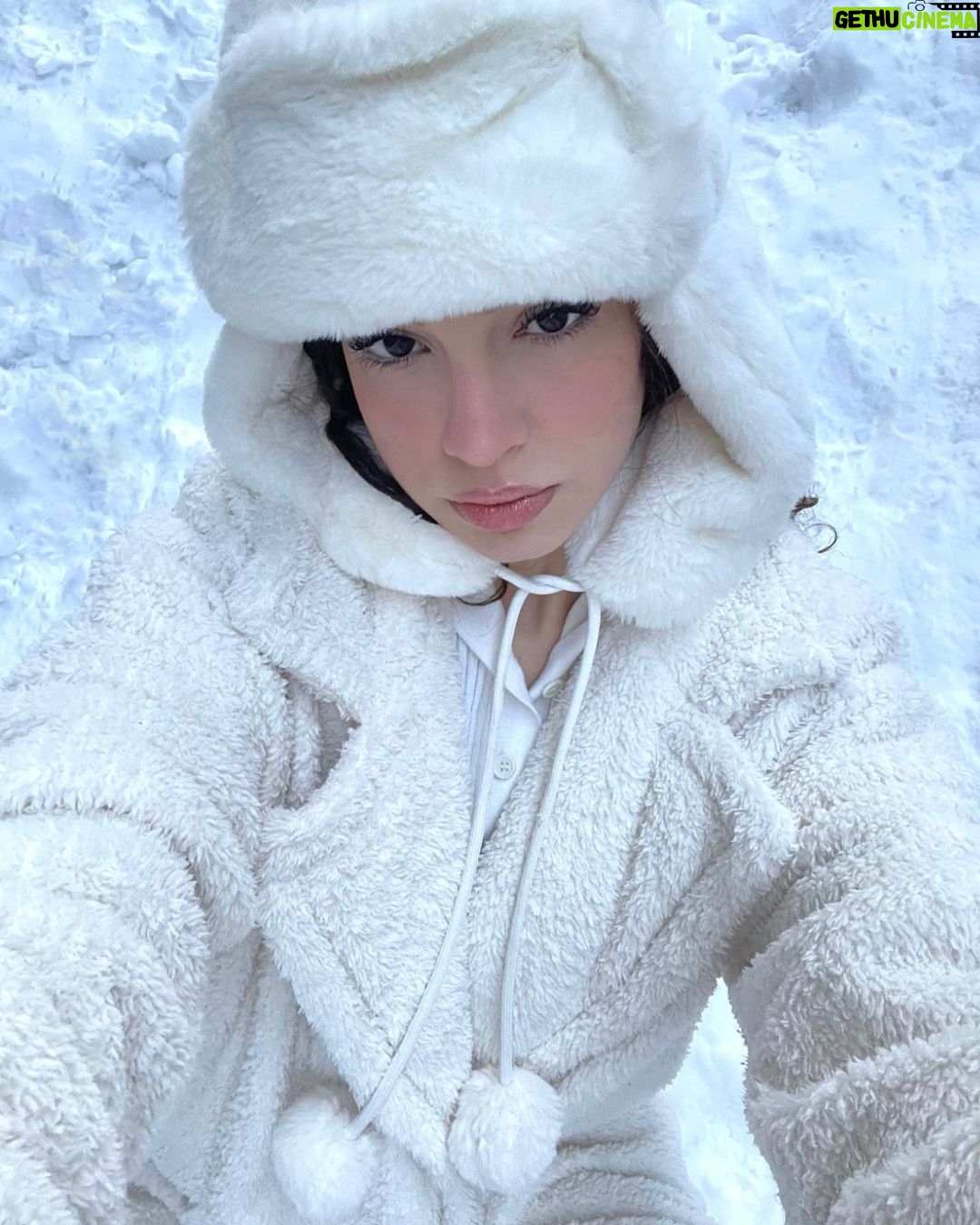 Su Burcu Yazgı Coşkun Instagram - bbbir suruu kar fotiki☃️☃️