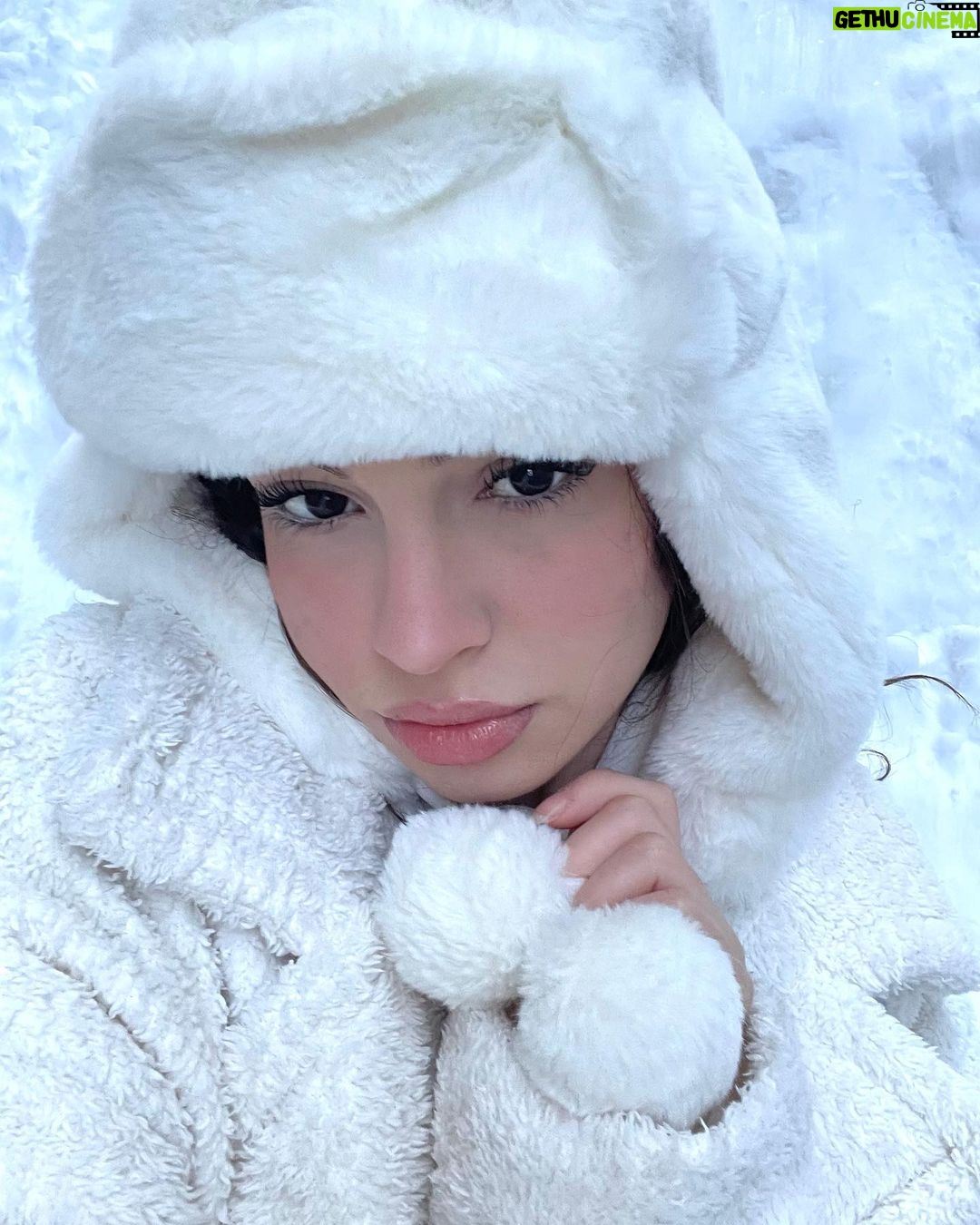 Su Burcu Yazgı Coşkun Instagram - bbbir suruu kar fotiki☃️☃️
