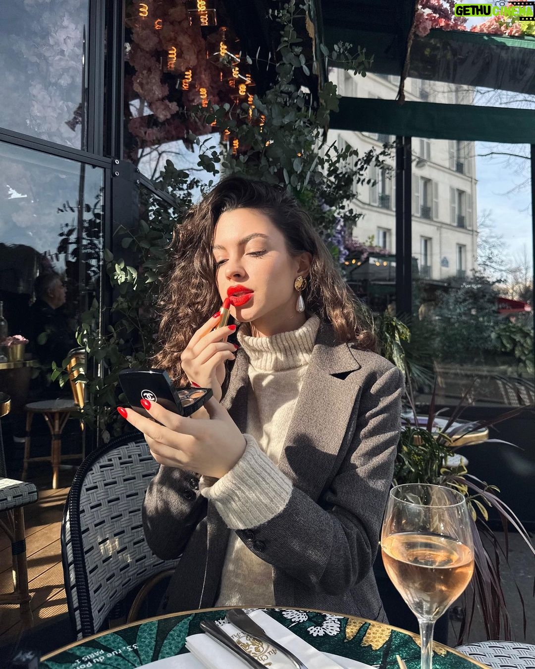 Su Burcu Yazgı Coşkun Instagram - dumpimi da soyle birakayim 🦦 Paris, France