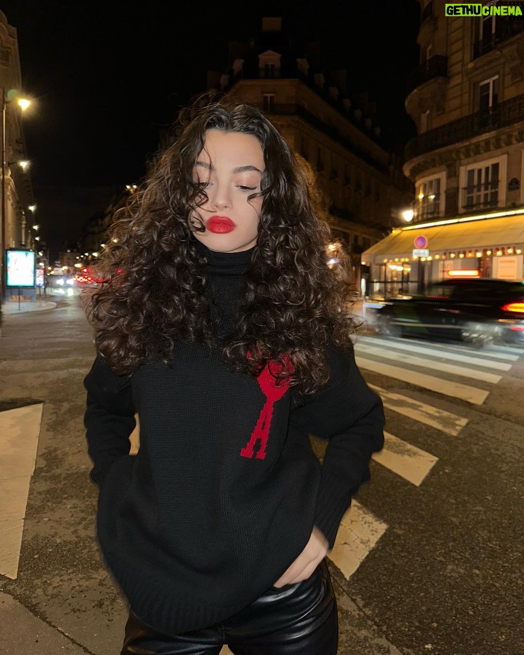 Su Burcu Yazgı Coşkun Instagram - Valentine's day in the city of love ❣️ Paris, France