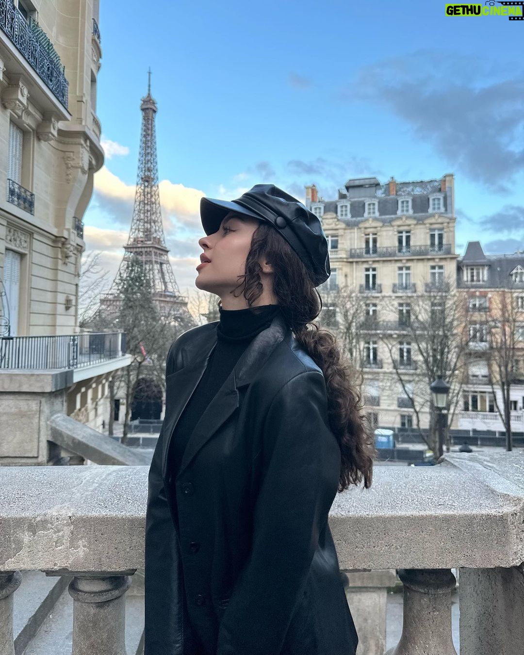 Su Burcu Yazgı Coşkun Instagram - Paris 🖤 Paris, France