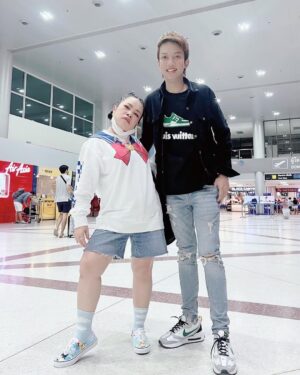 Sudarat Butrprom Instagram - การจากลาครั้งนี้เราไม่ได้คุยกันเลยนะตลอดห้าวันที่พี่เข้าโรงพยาบาลเราไม่ได้รู้เลยว่าพี่เจ็บแค่ไหนเราไม่ได้รู้เลยว่าพี่ปวดตรงไหนพี่เอ หนูเสียใจเสียใจมากกับการจากไปครั้งนี้หนูตั้งตัวไม่ทัน 🙏🏻หนูขอให้พี่เอสู่สุคติที่ใดมีความสุขที่ไปที่นั่นนะไม่เจ็บไม่ปวดอะไรแล้วการจากไปทั้งเสียใจที่สุดเสียใจมากพี่เอคือ ที่หนึ่งใน
โบรคเกอร์ ที่หางานได้เยอะที่สุดในประเทศไทยศิลปินทุกคนทุกวง มีงานมีเงินเพราะการสนับสนุน ผลักดันของพี่ หนึ่งในนั้น คือ ตุ๊กกี้ พี่คือผู้ให้  ให้ไม่เคยสิ้นสุดให้จนวันสุดท้าย 🤍ขอให้ผลบุญที่พี่ทำกับศิลปินทุกคนส่งผลให้พี่ขึ้นสวรรค์อยู่บนพื้นที่ที่มีความสุข ลาก่อนนะพี่ 
หลับให้สบายไม่ต้องห่วงอะไรแล้ว เดี๋ยวหนูไปส่งพี่นะ อุบลราชธานี ที่ที่เราเจอกัน 🙏🏻
ตลอด 15 ปี  เจอที่ไหนไปหาที่นั่น ลาก่อน นะคะ 🙏🏻
🤍🤍🤍🤍🤍🤍🤍🤍🤍🤍🤍🤍🤍🤍🤍🤍

📌ละเอียดเรื่องงานเดี๋ยวจะแจ้งให้ทราบอีกครั้งค่ะหากมีธุระด่วนติดต่อ​
0816973555 
0822426269​ 
(คุณบอย​ น้องชายพี่เอครับ) — กับ บอย วรฉัตร และคนอื่นๆ อีก 2 คน