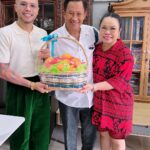 Sudarat Butrprom Instagram - กราบสวัสดี อ.รักษ์ ศรีเกตุ ที่เอ็นดูหนูและพี่บูบู้นะคะ 🙏🏻 #อ.รักษ์ศรีเกตุ #รักษ์ศรีเกตุ แฟนพันธุ์แท้พระพุทธรูป2006