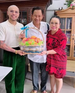 Sudarat Butrprom Instagram - กราบสวัสดี อ.รักษ์ ศรีเกตุ ที่เอ็นดูหนูและพี่บูบู้นะคะ 🙏🏻 #อ.รักษ์ศรีเกตุ #รักษ์ศรีเกตุ แฟนพันธุ์แท้พระพุทธรูป2006