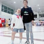 Sudarat Butrprom Instagram - การจากลาครั้งนี้เราไม่ได้คุยกันเลยนะตลอดห้าวันที่พี่เข้าโรงพยาบาลเราไม่ได้รู้เลยว่าพี่เจ็บแค่ไหนเราไม่ได้รู้เลยว่าพี่ปวดตรงไหนพี่เอ หนูเสียใจเสียใจมากกับการจากไปครั้งนี้หนูตั้งตัวไม่ทัน 🙏🏻หนูขอให้พี่เอสู่สุคติที่ใดมีความสุขที่ไปที่นั่นนะไม่เจ็บไม่ปวดอะไรแล้วการจากไปทั้งเสียใจที่สุดเสียใจมากพี่เอคือ ที่หนึ่งใน โบรคเกอร์ ที่หางานได้เยอะที่สุดในประเทศไทยศิลปินทุกคนทุกวง มีงานมีเงินเพราะการสนับสนุน ผลักดันของพี่ หนึ่งในนั้น คือ ตุ๊กกี้ พี่คือผู้ให้ ให้ไม่เคยสิ้นสุดให้จนวันสุดท้าย 🤍ขอให้ผลบุญที่พี่ทำกับศิลปินทุกคนส่งผลให้พี่ขึ้นสวรรค์อยู่บนพื้นที่ที่มีความสุข ลาก่อนนะพี่ หลับให้สบายไม่ต้องห่วงอะไรแล้ว เดี๋ยวหนูไปส่งพี่นะ อุบลราชธานี ที่ที่เราเจอกัน 🙏🏻 ตลอด 15 ปี เจอที่ไหนไปหาที่นั่น ลาก่อน นะคะ 🙏🏻 🤍🤍🤍🤍🤍🤍🤍🤍🤍🤍🤍🤍🤍🤍🤍🤍 📌ละเอียดเรื่องงานเดี๋ยวจะแจ้งให้ทราบอีกครั้งค่ะหากมีธุระด่วนติดต่อ​ 0816973555 0822426269​ (คุณบอย​ น้องชายพี่เอครับ) — กับ บอย วรฉัตร และคนอื่นๆ อีก 2 คน