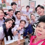 Sudarat Butrprom Instagram - หนึ่งเดือนเจอกันหนึ่งครั้งความสุขที่ได้รับตั้งแต่เช้ายันค่ำขอบคุณเพื่อนนักแสดงทุกคนขอบคุณน้องนักแสดงทุกท่านขอบคุณลูกศิษย์ทุกคนที่ทำให้ฉากห้องเรียนเป็นฉากที่ได้รับความนิยมมากคนเป็นครูก็ชื่นใจจริงๆติดตามได้ซิตคอมที่เป็นที่นิยมทุกรุ่นทุกวัย @talok6chak #6ฉากครับจารย์ 📗📘🔖🧷📙🔗📚📖📒✏️📝🧷🖌️📌📍🖇️ Workpoint Entertainment Studio