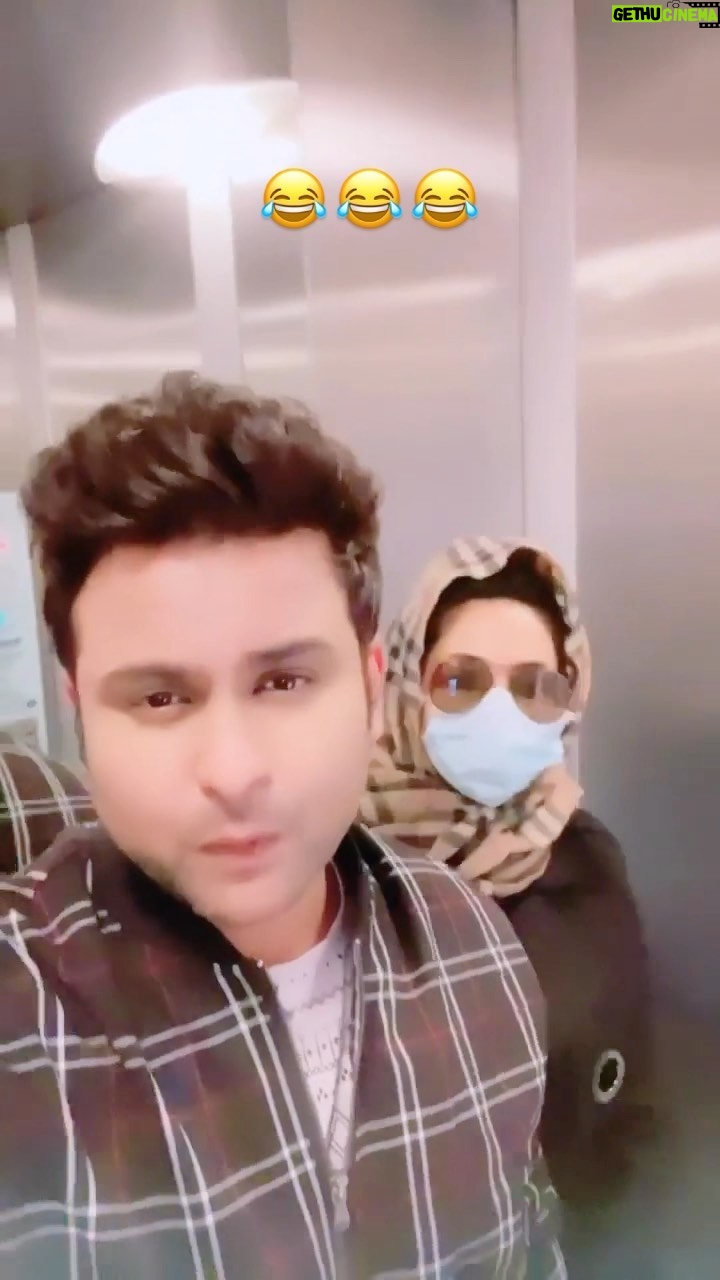 Sugandha Mishra Instagram - Aisa kisi Pati ke sath na Ho !😂😂😂 . . . #husband #wife #husbandwifereels #prank #lol #funnyvideos #sanketbhosale #drsanketbhosale #sugandhamishra #suket #married #powercouple