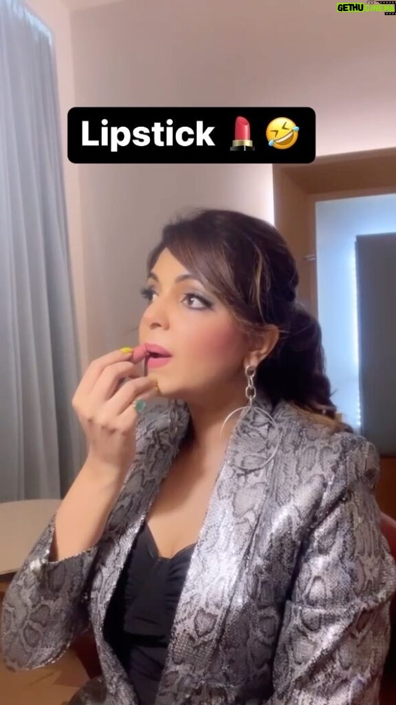 Sugandha Mishra Instagram - #lipstick #lips #teeth #husband #husbandwifejokes #lol #comedyreels #funnyvideos #trending #sugandhamishra