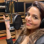 Sugandha Mishra Instagram - With my first luv 🎙️ . . #upcomingproject #manleygoldmic #studio #lovemyjob #blessed #❤️ #recording Mumbai Andheri