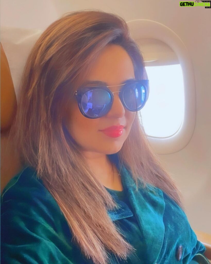 Sugandha Mishra Instagram - Good vibes, even better views.. ✈️ . . #vizag #travel #morning #weekend #window #flight #destinationearth #blessed #lovemyjob Mumbai Airport