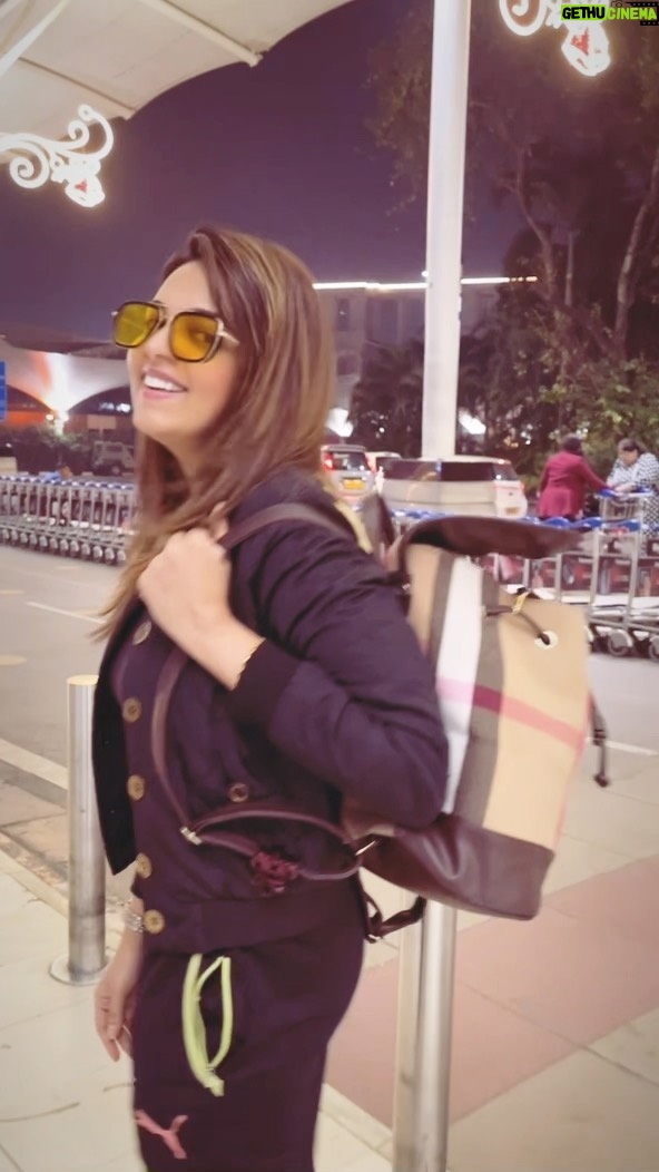 Sugandha Mishra Instagram - #jalandhar #homecalling #happynewyear #family #2022 #2023 #paprazzi #airportlook #gucci #guccishoes #sugandhamishra