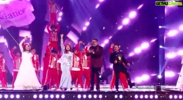 Sugandha Mishra Instagram - #bts pleasure shooting with the dynamic @boman_irani sir 🤩🤗🥳 . . #swipeleft #gig #awards #celebration #familyday #blessed #vibes #suket #sugandhamishra #shoot #shooting Mumbai, Maharashtra