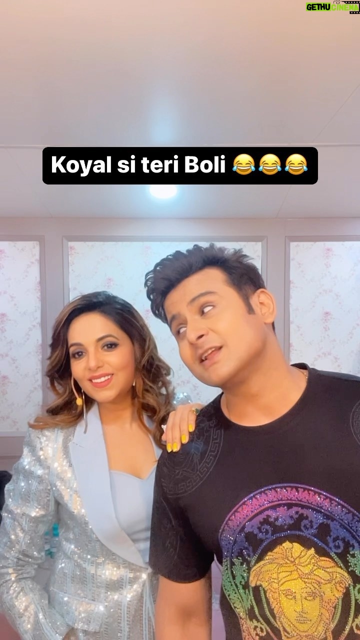 Sugandha Mishra Instagram - Koyal si teri boli 😂😂😂 . . . #couplegoals #reels #powercouple #comedy #lol #fun #sanketbhosale #sugandhamishra #drsanketbhosale
