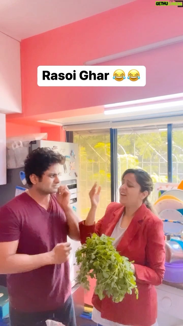Sugandha Mishra Instagram - Kahani Humare Ghar ki … 😂😂😂 #lol #couplegoals #powercouple #sugandhamishra #sanketbhosle #sanketbhosale #drsanketbhosale #husbandwife #jokes