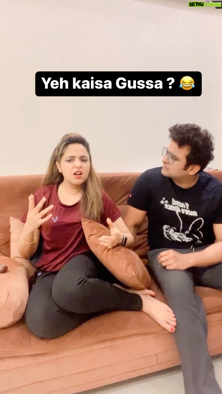Sugandha Mishra Instagram - What to do ??? 😂😂😂 #couplegoals #powercouple #love #husband #wife #lol #suket