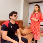 Sugandha Mishra Instagram – Achaanak Jazbaat Badal Gaye 😂😂😂 #lol
.
.
.
#powercouple #couplereels #husband #wife #funnyvideos #husbandwife #suket #sugandhamishra #sanketbhosale #drsanketbhosale