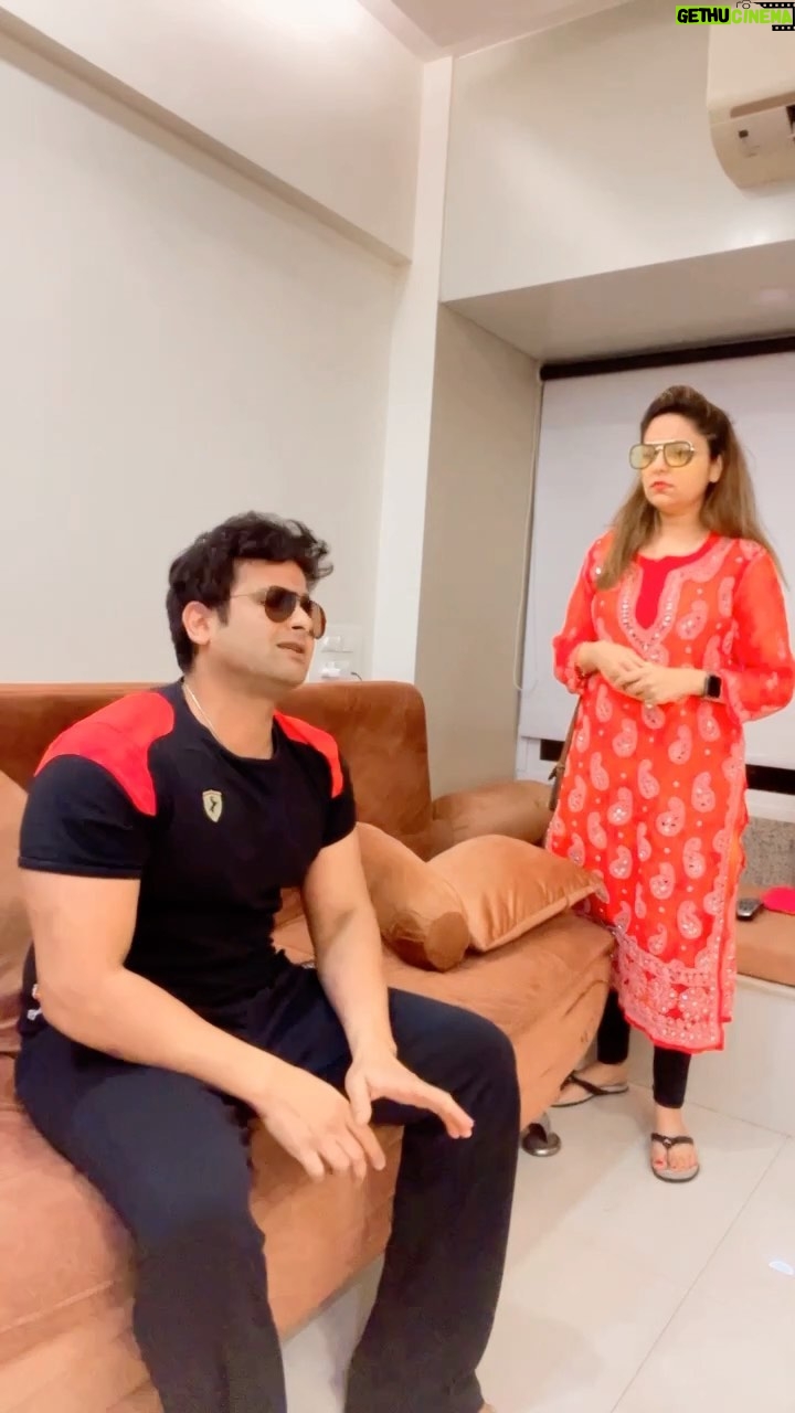 Sugandha Mishra Instagram - Achaanak Jazbaat Badal Gaye 😂😂😂 #lol . . . #powercouple #couplereels #husband #wife #funnyvideos #husbandwife #suket #sugandhamishra #sanketbhosale #drsanketbhosale