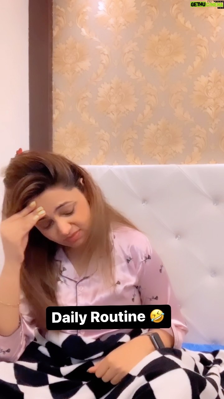 Sugandha Mishra Instagram - #dailyroutine #holiday #lol #husbandandwife #omg #sugandhamishra #drsanketbhosale #couplegoals #funnyvideos #trendingreels #trendingreels