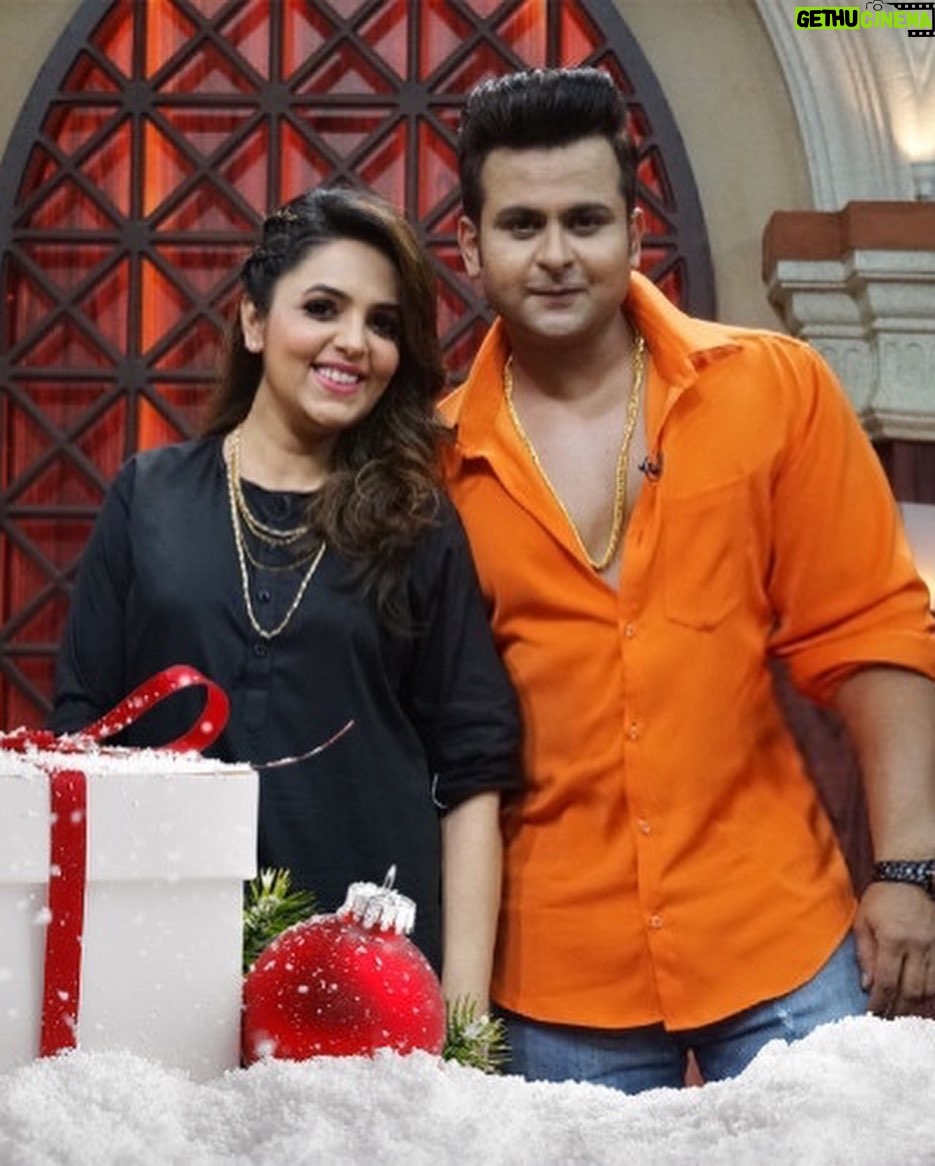 Sugandha Mishra Instagram - Merry X-Mas 🎄🎉🥳🎅💃🎁 . . . #swipeleft #powercouple #xmas #merrychristmas #vibes #celebration #festival #sugandhamishra #gift #munnabhaicircuit