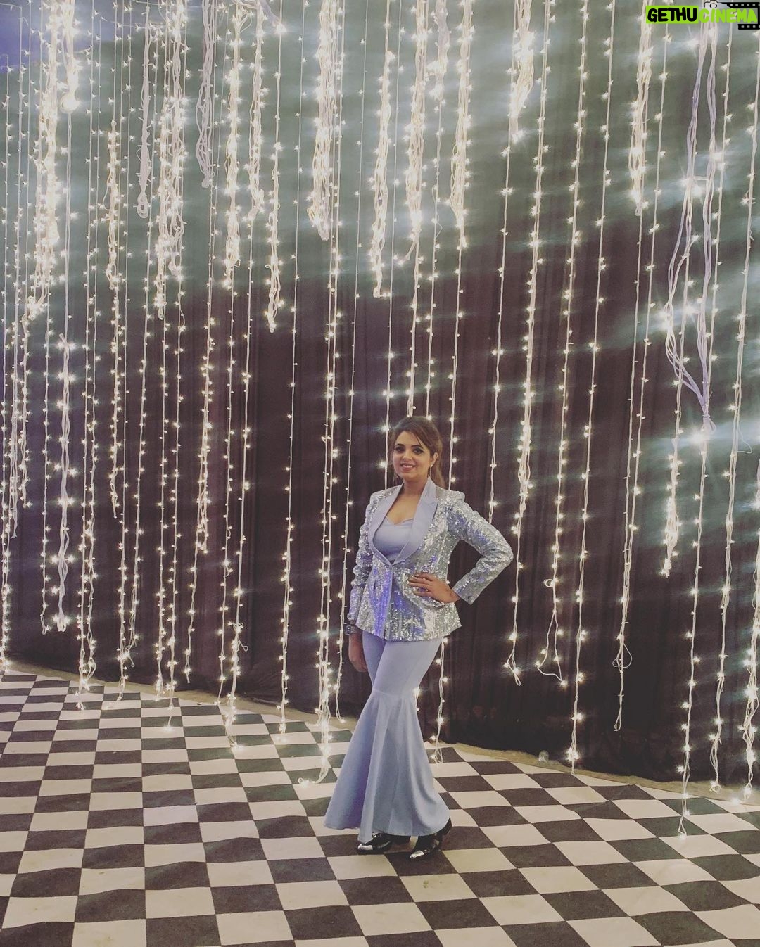 Sugandha Mishra Instagram - Shine like a 💎 . . #showtime #gig #artistlife #blessed #vibes #sugandhamishra #blazer #trending #styling #swipeleft Udaipur, Rajasthan