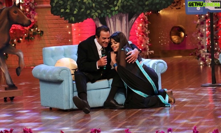 Sugandha Mishra Instagram - Happy Birthday Legendary @aapkadharam Sir 💐🤩😍 Feeling blessed to have shared the stage with incredible Personality like you😍😇🙏🏻🎉 . . #swipeleft #happybirthday #happybirthdaydharampaaji #birthday #legend #blessed #shoot #throwback Mumbai, Maharashtra