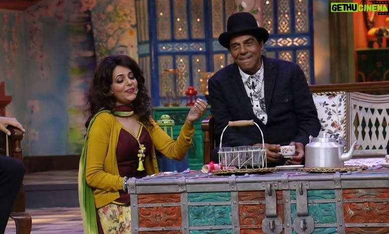 Sugandha Mishra Instagram - Happy Birthday Legendary @aapkadharam Sir 💐🤩😍 Feeling blessed to have shared the stage with incredible Personality like you😍😇🙏🏻🎉 . . #swipeleft #happybirthday #happybirthdaydharampaaji #birthday #legend #blessed #shoot #throwback Mumbai, Maharashtra
