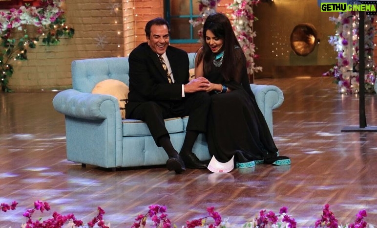 Sugandha Mishra Instagram - Happy Birthday Legendary @aapkadharam Sir 💐🤩😍 Feeling blessed to have shared the stage with incredible Personality like you😍😇🙏🏻🎉 . . #swipeleft #happybirthday #happybirthdaydharampaaji #birthday #legend #blessed #shoot #throwback Mumbai, Maharashtra