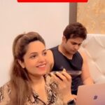 Sugandha Mishra Instagram – #damaadji #lol #trendingreels #trending #funny #omg #sugandhamishra #drsanketbhosale #husbandwife #call #mom #haha