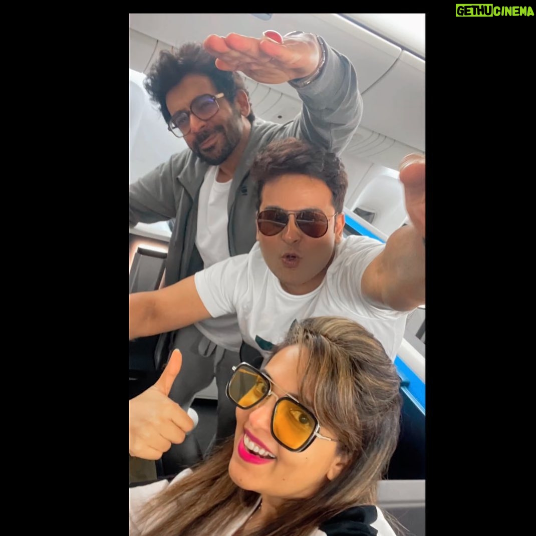 Sugandha Mishra Instagram - #America we are coming to see u all 🫶 #loltour ❤️ @whosunilgrover @drrrsanket @sugandhamishra23 . . #lol #america #flight