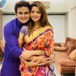Sugandha Mishra Instagram – Diwali ke din Pati ke Haanthon se Saari Theek karwane ka apna hi maza hai 🤪#swipeleft 
𝐇𝐀𝐏𝐏𝐘 𝐃𝐈𝐖𝐀𝐋𝐈 🪔❤️💥 
.
.
#family #familytime #festive #vibes #love #life #blessed #happydiwali #couplegoals #powercouple #paithanisaree #saree #indian #sareelook #suket #shareyourlight Mumbai, Maharashtra