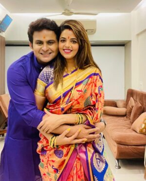 Sugandha Mishra Instagram - Diwali ke din Pati ke Haanthon se Saari Theek karwane ka apna hi maza hai 🤪#swipeleft 
𝐇𝐀𝐏𝐏𝐘 𝐃𝐈𝐖𝐀𝐋𝐈 🪔❤️💥 
.
.
#family #familytime #festive #vibes #love #life #blessed #happydiwali #couplegoals #powercouple #paithanisaree #saree #indian #sareelook #suket #shareyourlight