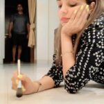 Sugandha Mishra Instagram – When u dont want to work but you have to 😂#diwalikisafai #lol #diwali #cleaning #omg #comedy #comedyvideos #sugandhamishra Mumbai, Maharashtra
