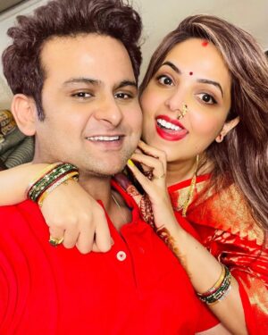 Sugandha Mishra Instagram - Happy Karwachauth Pati Dev ❤️😘
.
.
#swipeleft #karwachauth #karwachauthlook #saree #red #love #powercouple #couplegoals