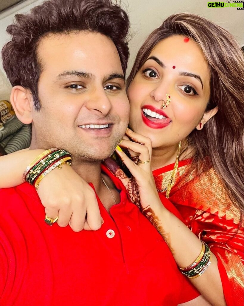 Sugandha Mishra Instagram - Happy Karwachauth Pati Dev ❤️😘 . . #swipeleft #karwachauth #karwachauthlook #saree #red #love #powercouple #couplegoals