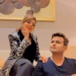 Sugandha Mishra Instagram - Biwi ka ilaaj 😂😂😂 #couplereels #husbandwife #lol #powercouple #funnyvideos #fun #comedy