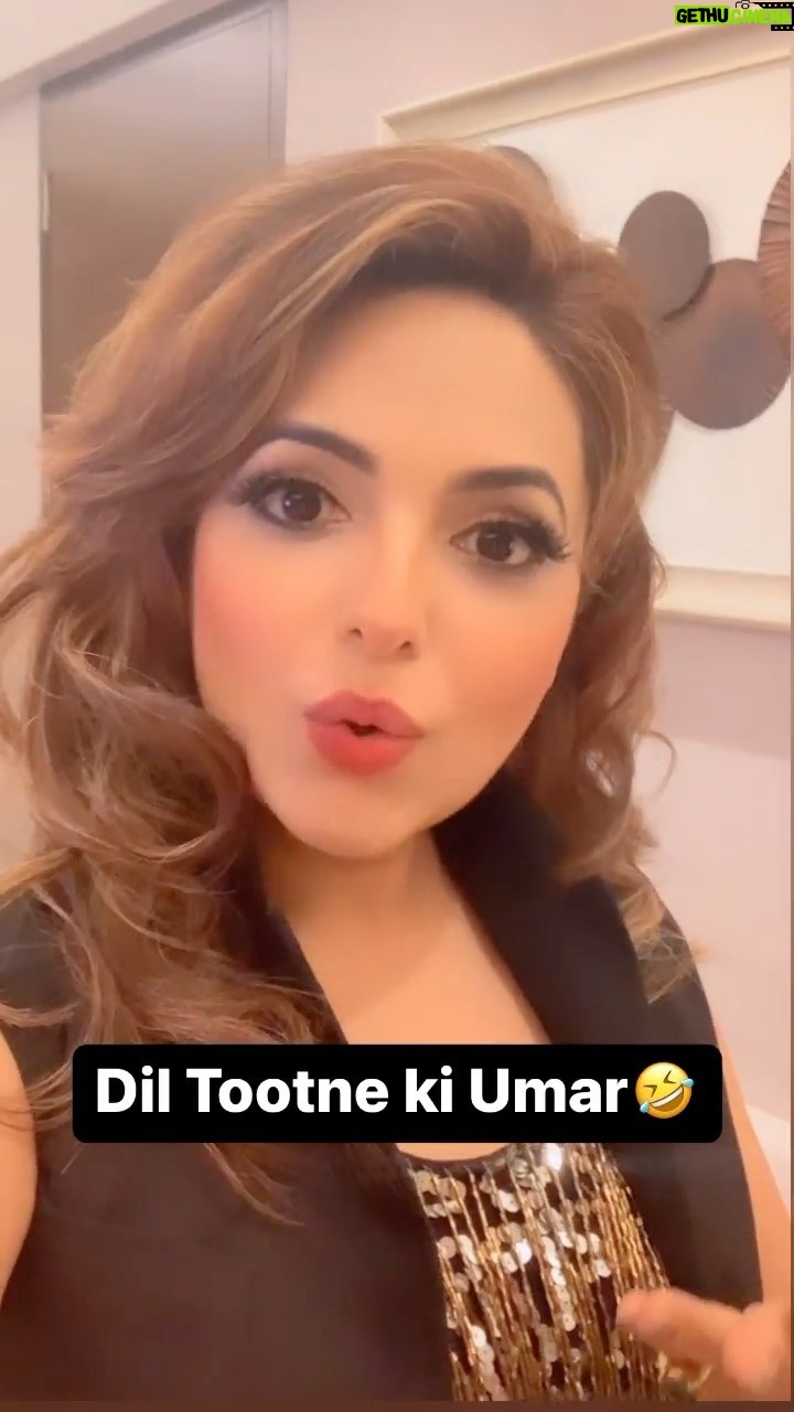 Sugandha Mishra Instagram - #dil #age #lol #omg #funnyvideos #pencil #haha