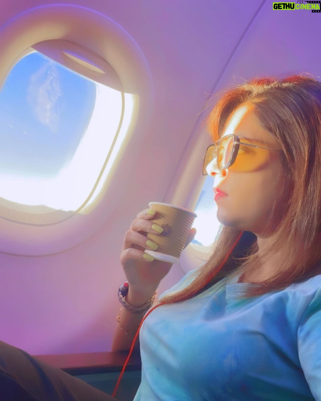 Sugandha Mishra Instagram - ✈️🌤️☕️🎤♾️ . . #goodvibes #travel #gig #repeat #blessed #morning #sunshine #coffee #vibe A Place Above Clouds