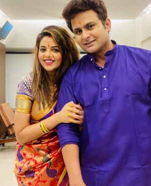 Sugandha Mishra Instagram - Diwali ke din Pati ke Haanthon se Saari Theek karwane ka apna hi maza hai 🤪#swipeleft 
𝐇𝐀𝐏𝐏𝐘 𝐃𝐈𝐖𝐀𝐋𝐈 🪔❤️💥 
.
.
#family #familytime #festive #vibes #love #life #blessed #happydiwali #couplegoals #powercouple #paithanisaree #saree #indian #sareelook #suket #shareyourlight