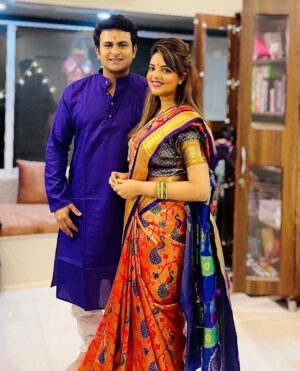 Sugandha Mishra Instagram - Diwali ke din Pati ke Haanthon se Saari Theek karwane ka apna hi maza hai 🤪#swipeleft 
𝐇𝐀𝐏𝐏𝐘 𝐃𝐈𝐖𝐀𝐋𝐈 🪔❤️💥 
.
.
#family #familytime #festive #vibes #love #life #blessed #happydiwali #couplegoals #powercouple #paithanisaree #saree #indian #sareelook #suket #shareyourlight