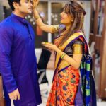 Sugandha Mishra Instagram – Diwali ke din Pati ke Haanthon se Saari Theek karwane ka apna hi maza hai 🤪#swipeleft 
𝐇𝐀𝐏𝐏𝐘 𝐃𝐈𝐖𝐀𝐋𝐈 🪔❤️💥 
.
.
#family #familytime #festive #vibes #love #life #blessed #happydiwali #couplegoals #powercouple #paithanisaree #saree #indian #sareelook #suket #shareyourlight Mumbai, Maharashtra