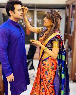 Sugandha Mishra Instagram - Diwali ke din Pati ke Haanthon se Saari Theek karwane ka apna hi maza hai 🤪#swipeleft 
𝐇𝐀𝐏𝐏𝐘 𝐃𝐈𝐖𝐀𝐋𝐈 🪔❤️💥 
.
.
#family #familytime #festive #vibes #love #life #blessed #happydiwali #couplegoals #powercouple #paithanisaree #saree #indian #sareelook #suket #shareyourlight
