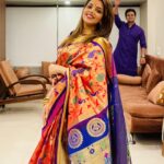 Sugandha Mishra Instagram – Diwali ke din Pati ke Haanthon se Saari Theek karwane ka apna hi maza hai 🤪#swipeleft 
𝐇𝐀𝐏𝐏𝐘 𝐃𝐈𝐖𝐀𝐋𝐈 🪔❤️💥 
.
.
#family #familytime #festive #vibes #love #life #blessed #happydiwali #couplegoals #powercouple #paithanisaree #saree #indian #sareelook #suket #shareyourlight Mumbai, Maharashtra