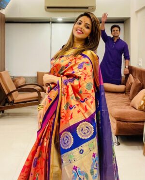 Sugandha Mishra Instagram - Diwali ke din Pati ke Haanthon se Saari Theek karwane ka apna hi maza hai 🤪#swipeleft 
𝐇𝐀𝐏𝐏𝐘 𝐃𝐈𝐖𝐀𝐋𝐈 🪔❤️💥 
.
.
#family #familytime #festive #vibes #love #life #blessed #happydiwali #couplegoals #powercouple #paithanisaree #saree #indian #sareelook #suket #shareyourlight
