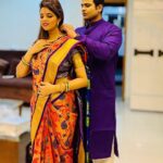 Sugandha Mishra Instagram – Diwali ke din Pati ke Haanthon se Saari Theek karwane ka apna hi maza hai 🤪#swipeleft 
𝐇𝐀𝐏𝐏𝐘 𝐃𝐈𝐖𝐀𝐋𝐈 🪔❤️💥 
.
.
#family #familytime #festive #vibes #love #life #blessed #happydiwali #couplegoals #powercouple #paithanisaree #saree #indian #sareelook #suket #shareyourlight Mumbai, Maharashtra