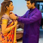 Sugandha Mishra Instagram – Diwali ke din Pati ke Haanthon se Saari Theek karwane ka apna hi maza hai 🤪#swipeleft 
𝐇𝐀𝐏𝐏𝐘 𝐃𝐈𝐖𝐀𝐋𝐈 🪔❤️💥 
.
.
#family #familytime #festive #vibes #love #life #blessed #happydiwali #couplegoals #powercouple #paithanisaree #saree #indian #sareelook #suket #shareyourlight Mumbai, Maharashtra