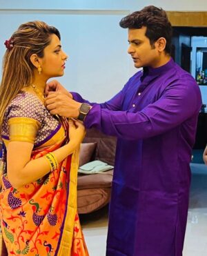 Sugandha Mishra Instagram - Diwali ke din Pati ke Haanthon se Saari Theek karwane ka apna hi maza hai 🤪#swipeleft 
𝐇𝐀𝐏𝐏𝐘 𝐃𝐈𝐖𝐀𝐋𝐈 🪔❤️💥 
.
.
#family #familytime #festive #vibes #love #life #blessed #happydiwali #couplegoals #powercouple #paithanisaree #saree #indian #sareelook #suket #shareyourlight