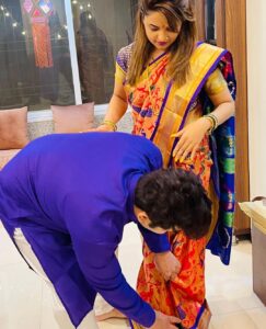 Sugandha Mishra Instagram - Diwali ke din Pati ke Haanthon se Saari Theek karwane ka apna hi maza hai 🤪#swipeleft 𝐇𝐀𝐏𝐏𝐘 𝐃𝐈𝐖𝐀𝐋𝐈 🪔❤️💥 . . #family #familytime #festive #vibes #love #life #blessed #happydiwali #couplegoals #powercouple #paithanisaree #saree #indian #sareelook #suket #shareyourlight Mumbai, Maharashtra