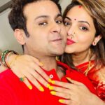 Sugandha Mishra Instagram – Happy Karwachauth Pati Dev ❤️😘
.
.
#swipeleft #karwachauth #karwachauthlook #saree #red #love #powercouple #couplegoals
