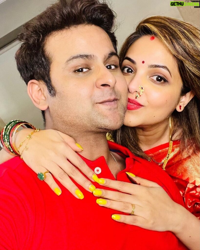 Sugandha Mishra Instagram - Happy Karwachauth Pati Dev ❤️😘 . . #swipeleft #karwachauth #karwachauthlook #saree #red #love #powercouple #couplegoals